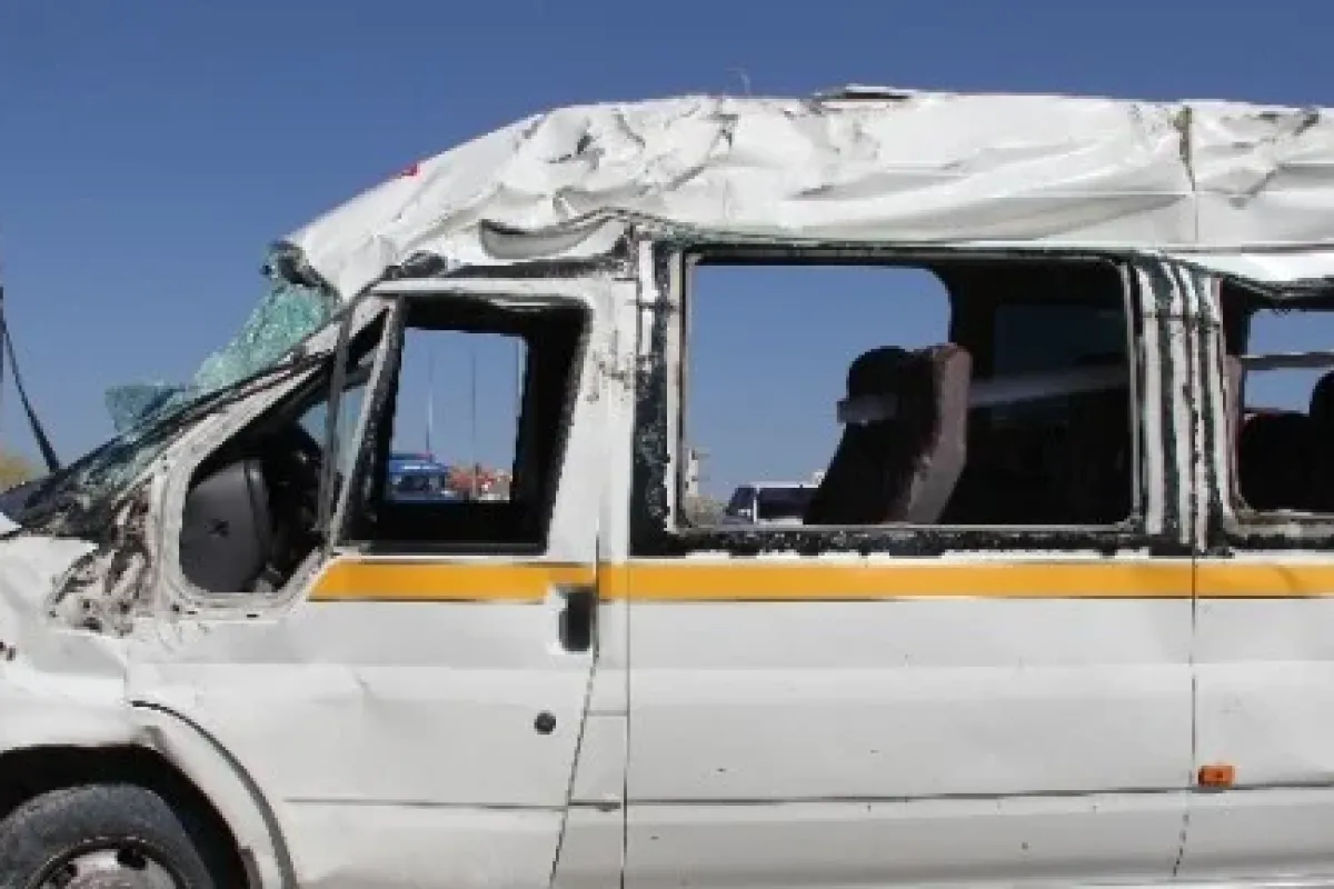 Servis Aracı Devrildi: 20 Yaralı