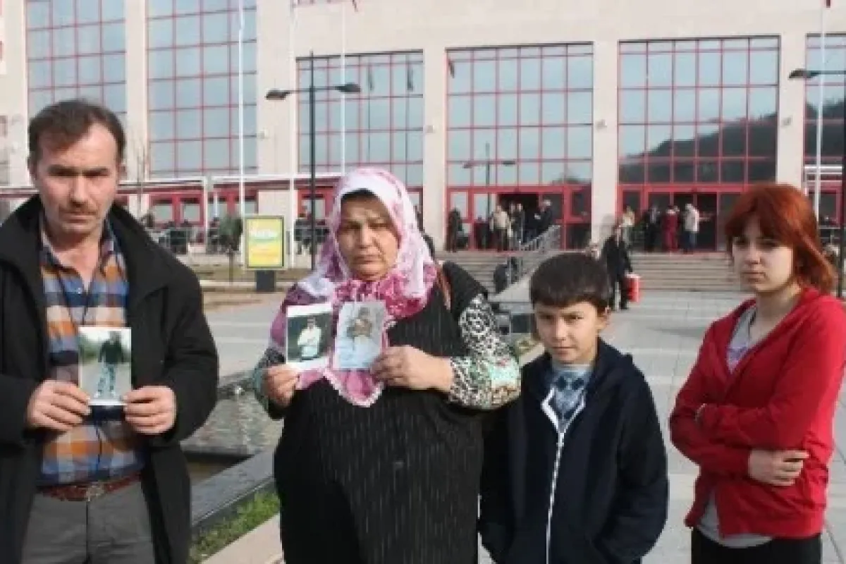 Sokak Afişleriyle Oğluna Hayat Arıyor