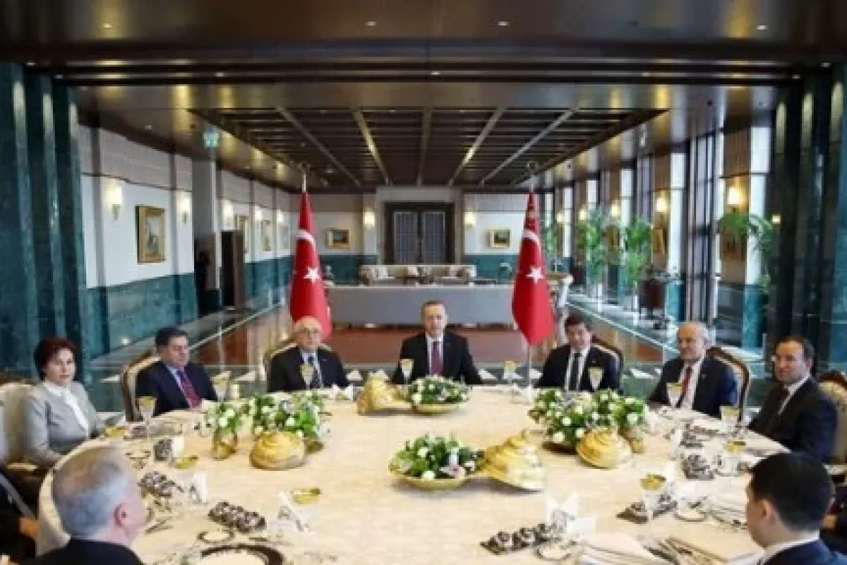 Devletin Zirvesi Yemekte Bir Araya Geldi