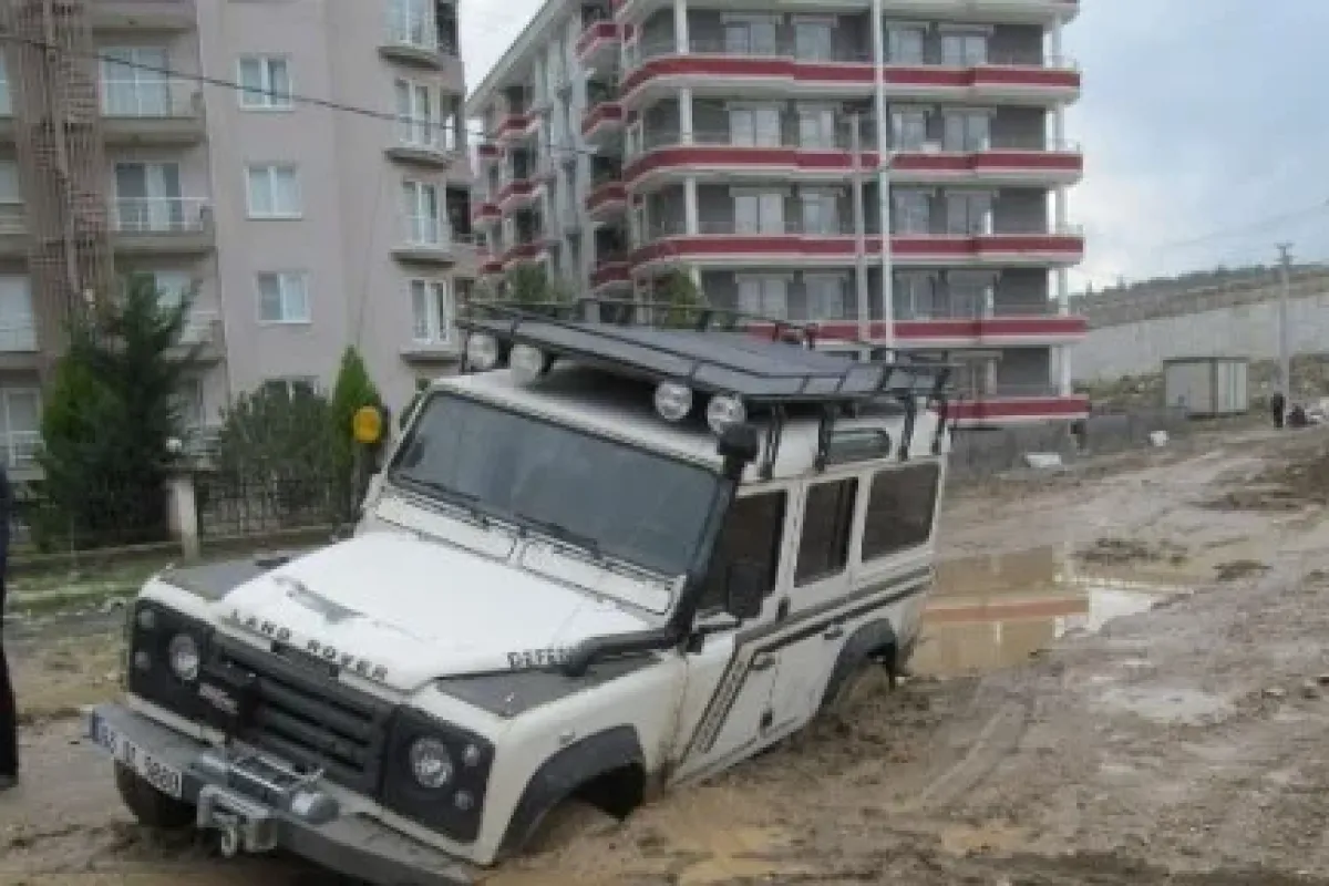 Kapatılmayan çukur Araçları Yuttu