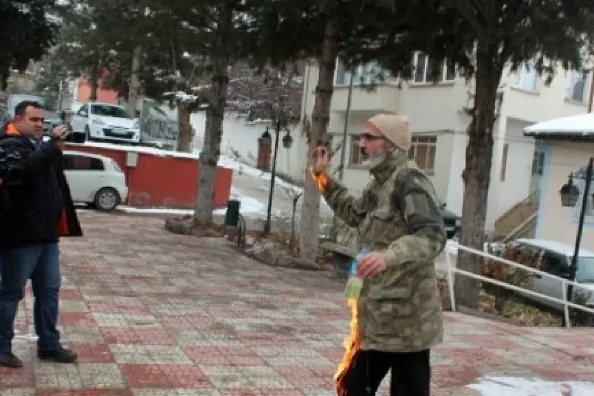 Benzini üzerine Döktü çakmağı çaktı