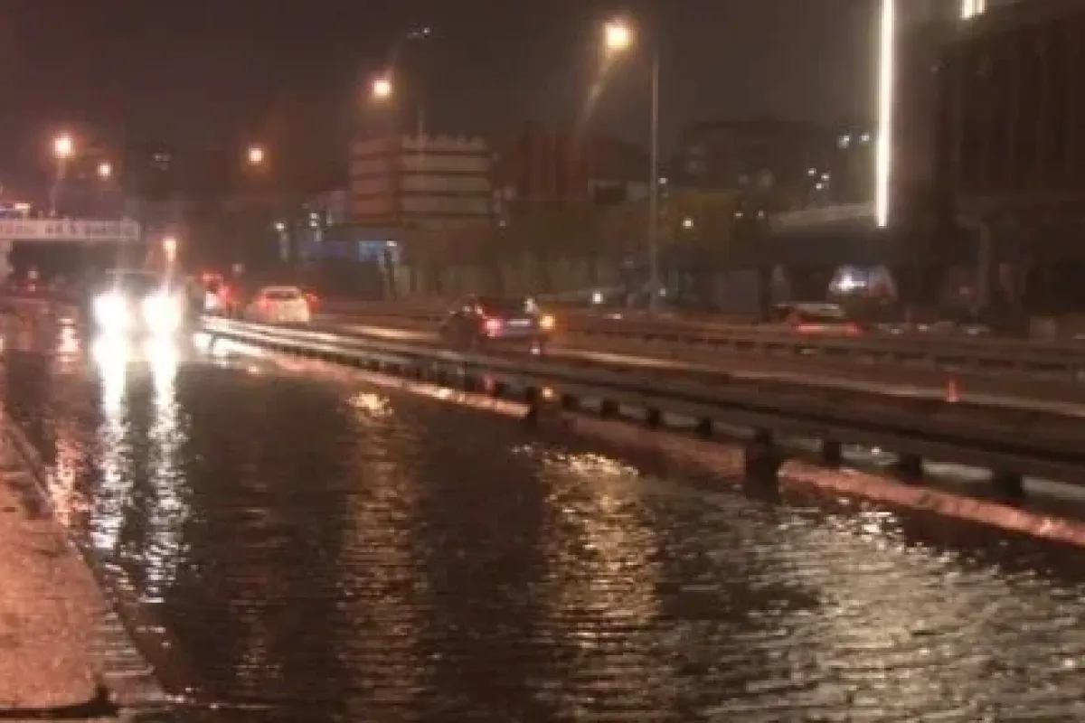 Dev dalgalar sahil yolunu trafiğe kapadı