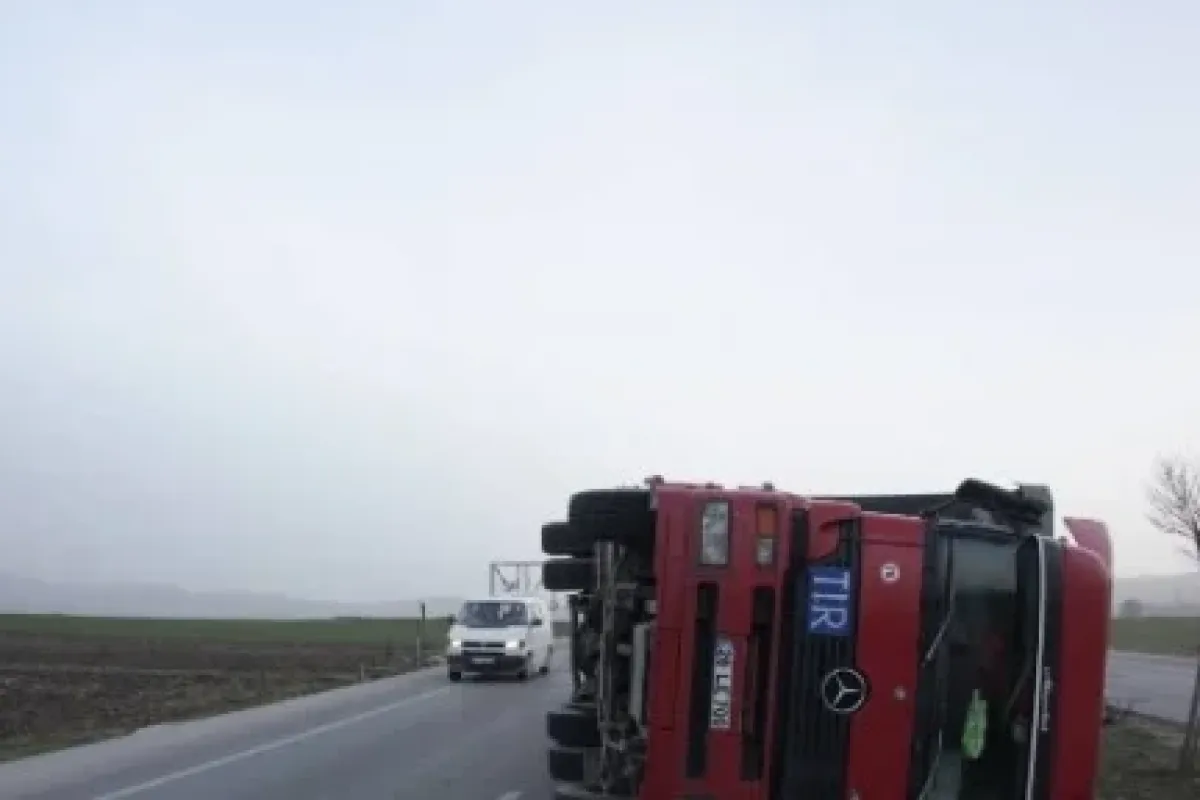 Lodos TIR’ları devirdi
