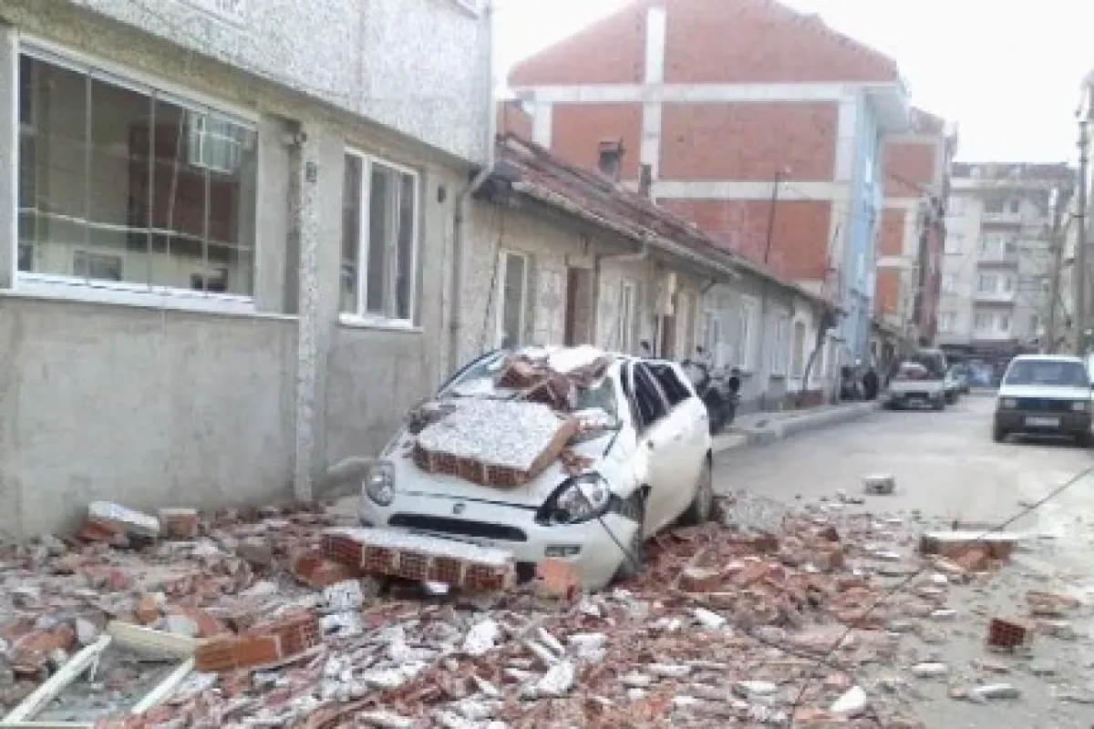 Lodos yıktı geçti
