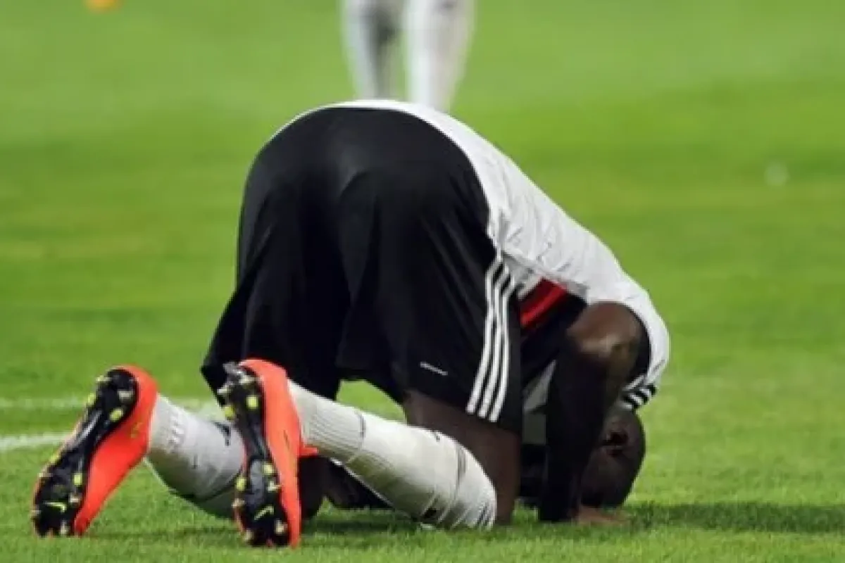 Demba Ba’dan taraftara namaz çağrısı