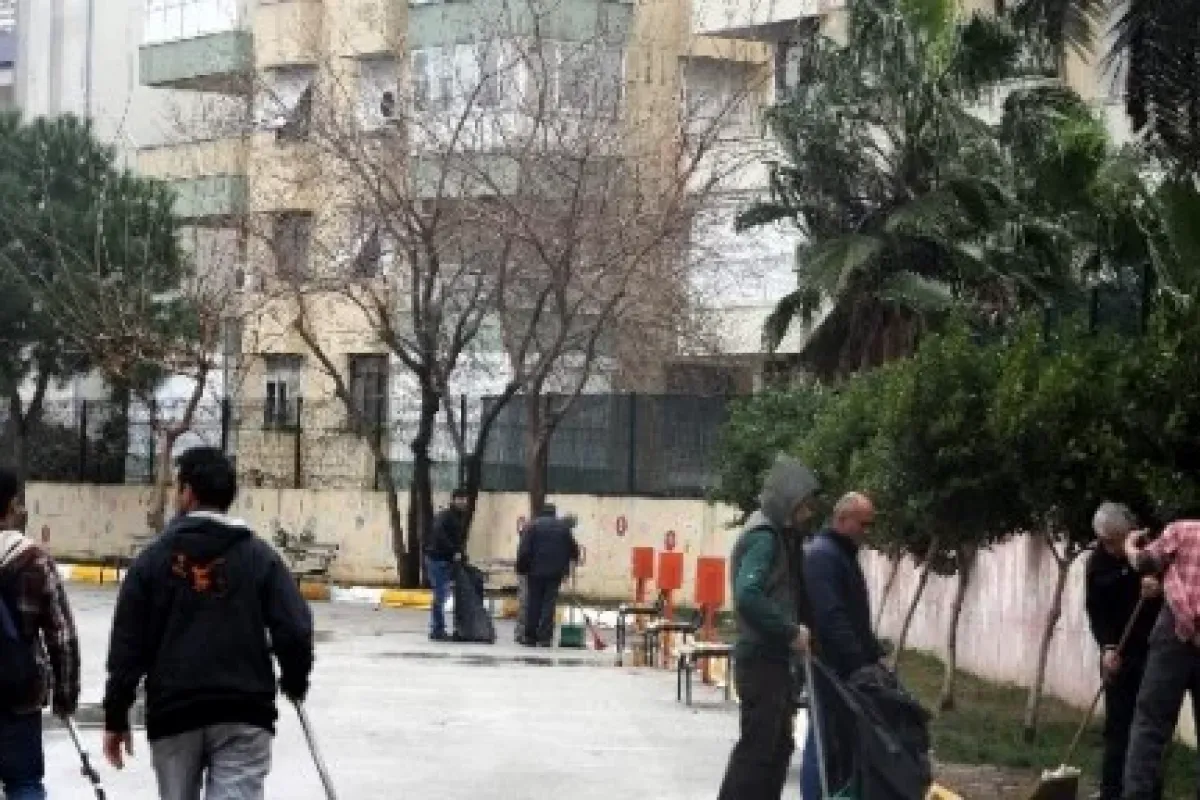Cezalarını okul temizleyerek çekiyorlar