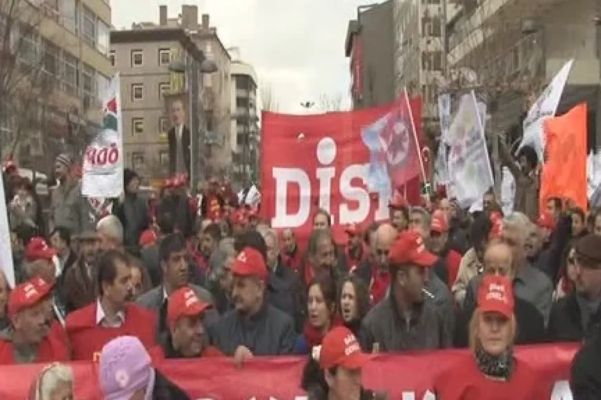 METAL-İş grevinin ertelenmesi protesto edildi