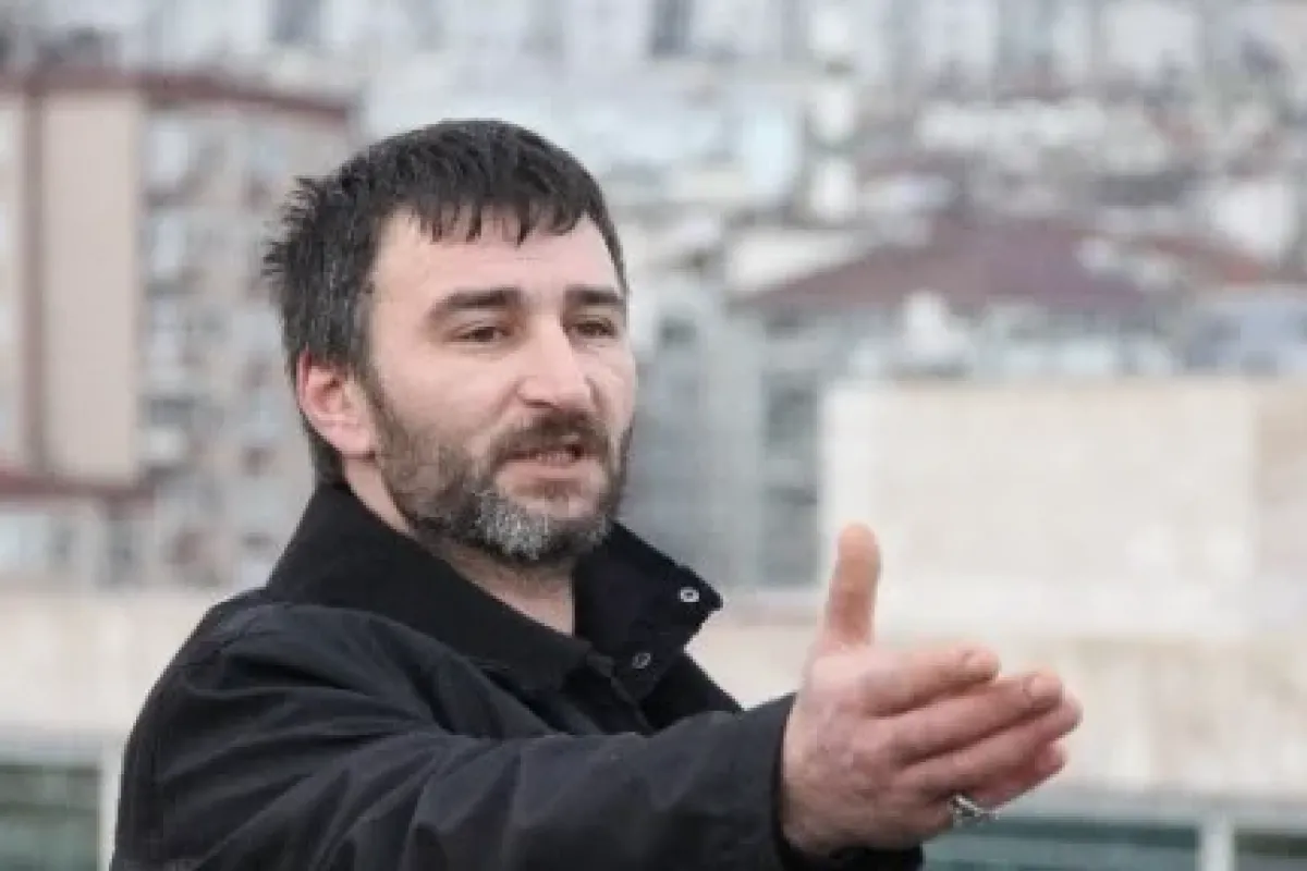 Otomobil ve kızı için çatıya çıkarak intihara kalkıştı