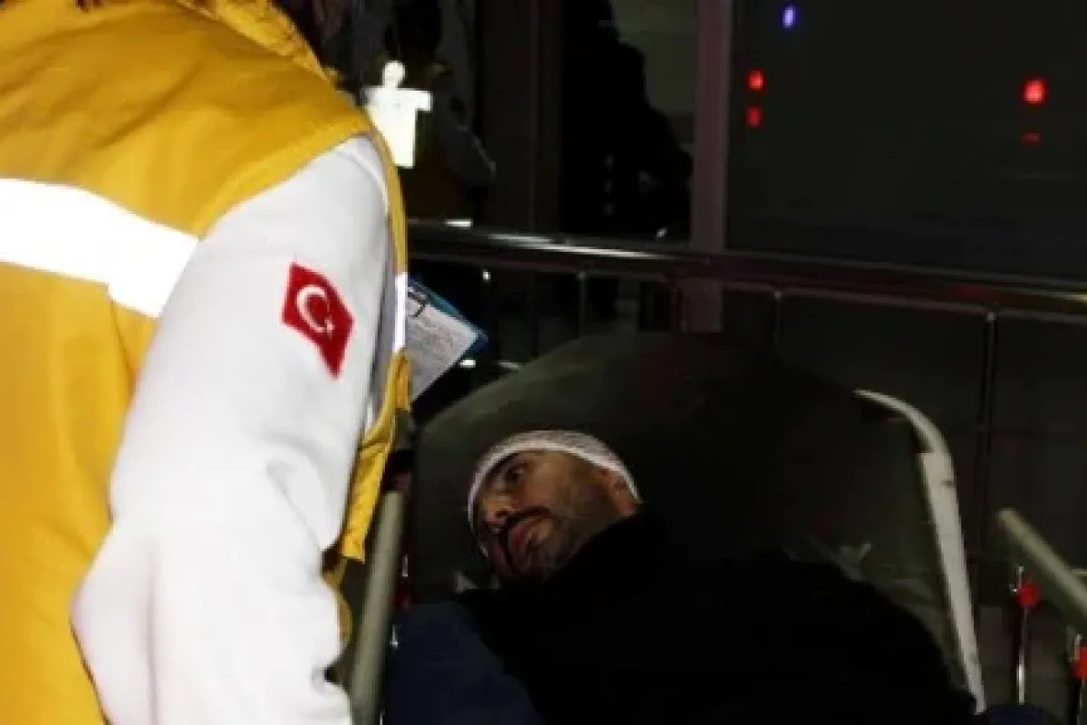 Tartıştığı kocasını odunla dövdü