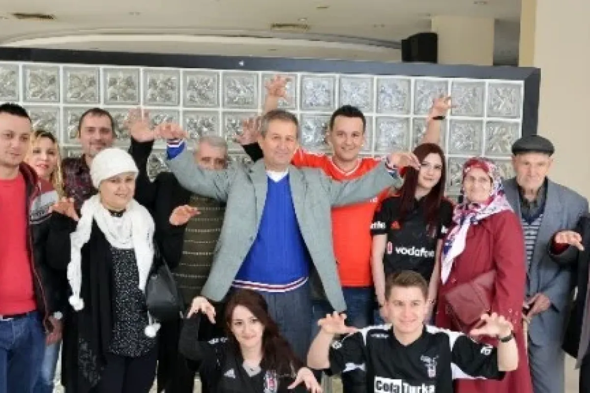 Fanatik çift nikah masasına formayla oturdu