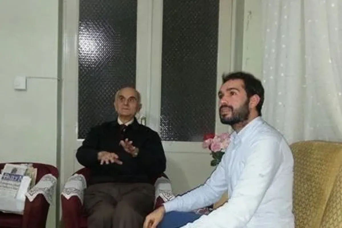90 yaşında gençlere İngilizce dersi veriyor
