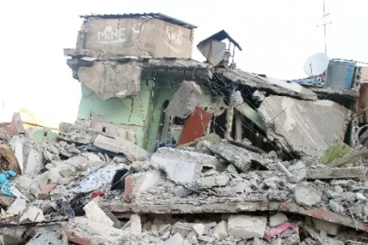 Göçükten çıkarılan 25 günlük bebek yoğun bakımda