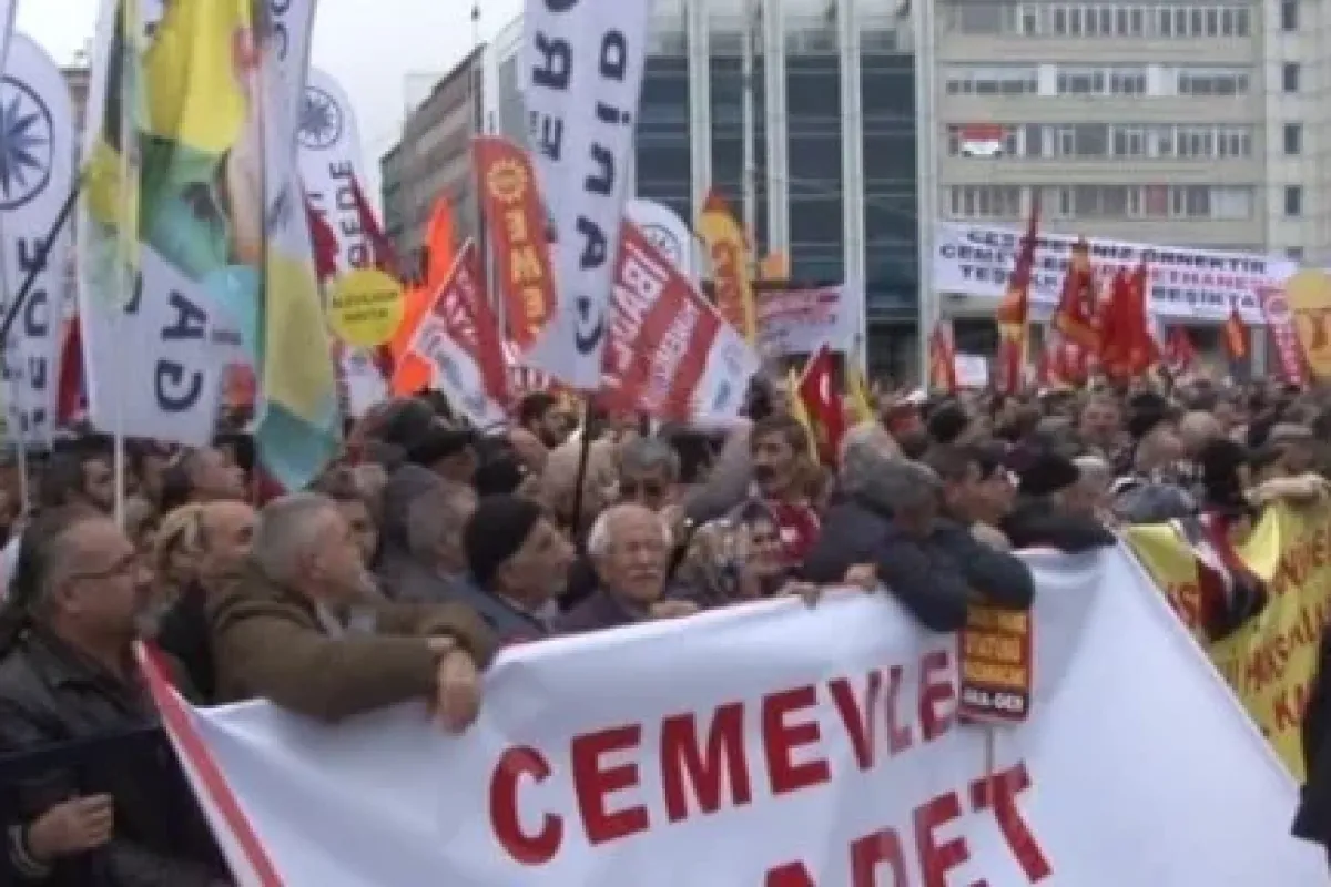 Kadıköy’de "Apo’lu-Atatürk’lü" Alevi mitingi