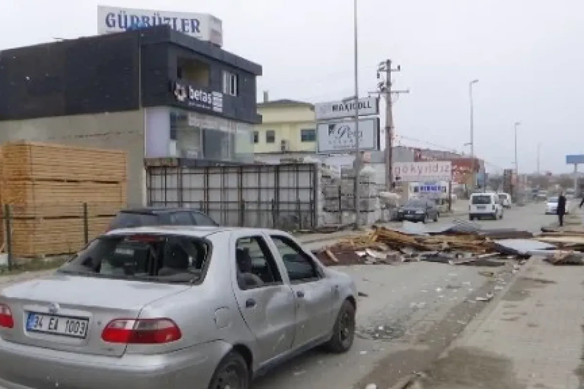 Çatı otomobilin üzerine düştü