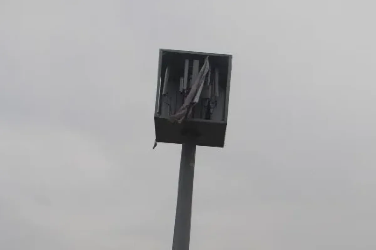 Reklam panosundan baz istasyonu çıktı