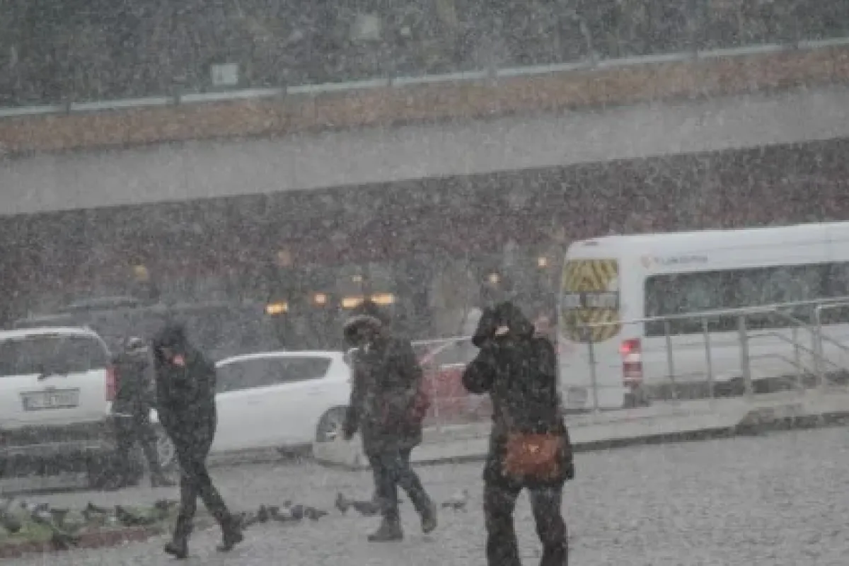 Taksim’de kar yağışı etkisini gösterdi