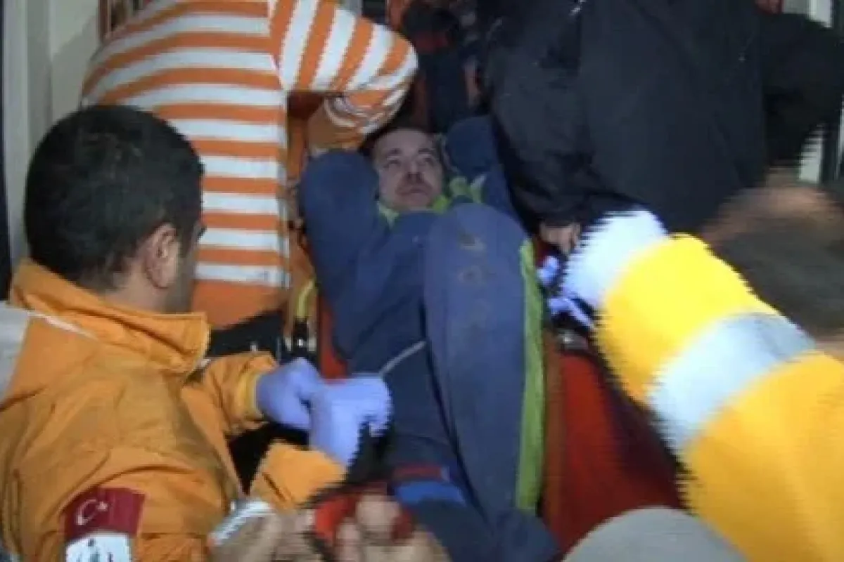 Yangın paniğiyle ikinci kattan atladılar