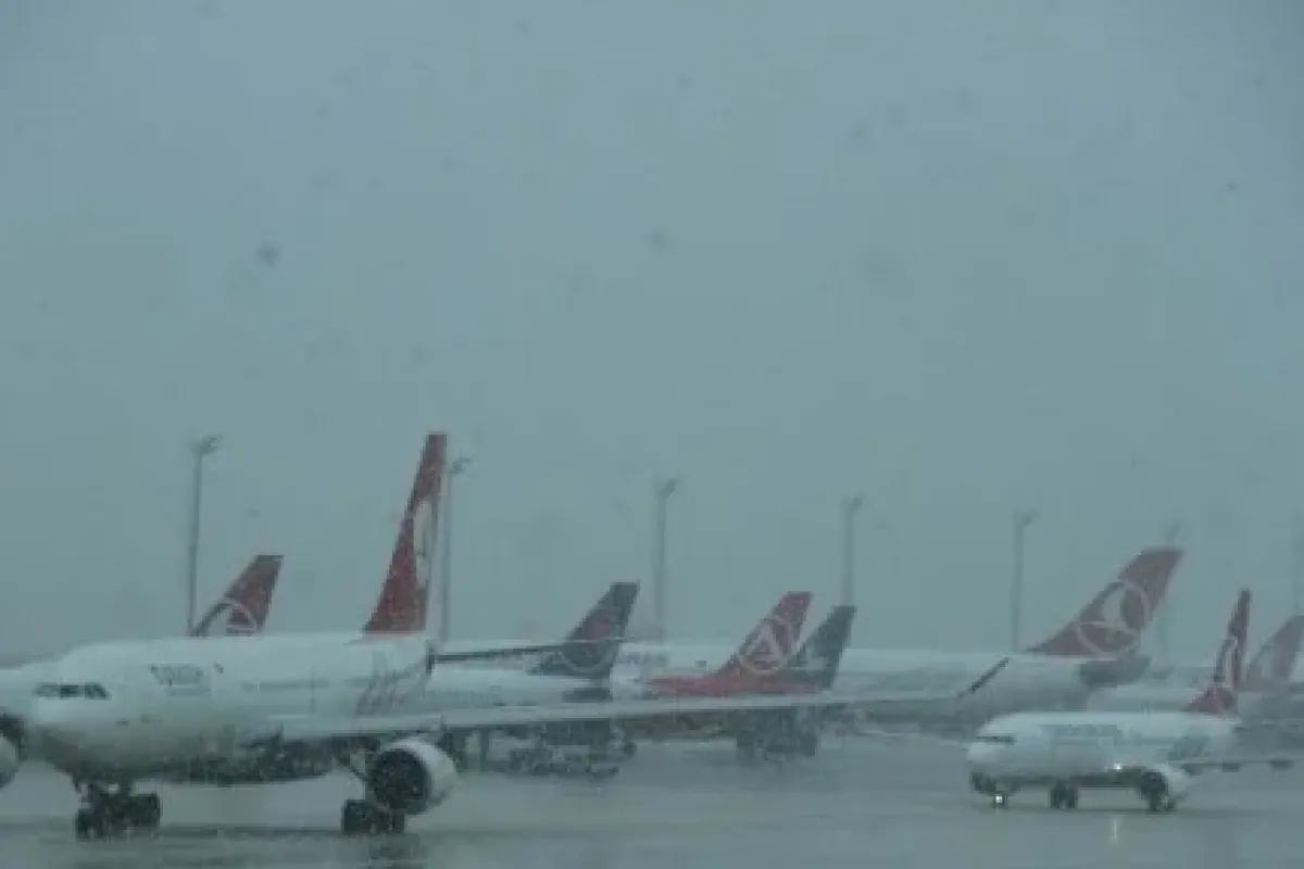 Kar hava trafiğini vurdu: 93 iptal