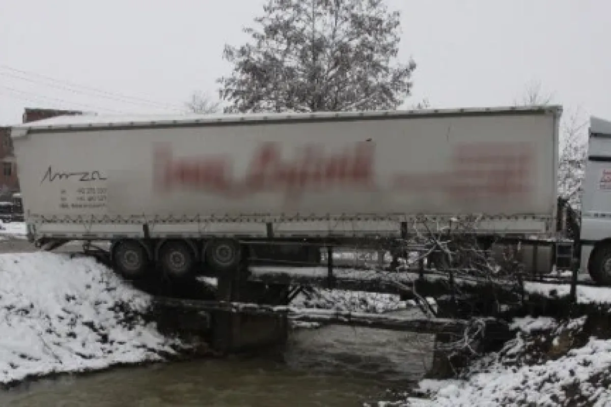 TIR köprüye sığmayınca