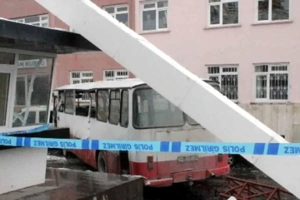 Belediye otobüsü Kuran kursuna daldı