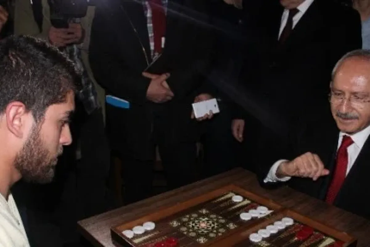 CHP lideri gençlerle tavla oynadı
