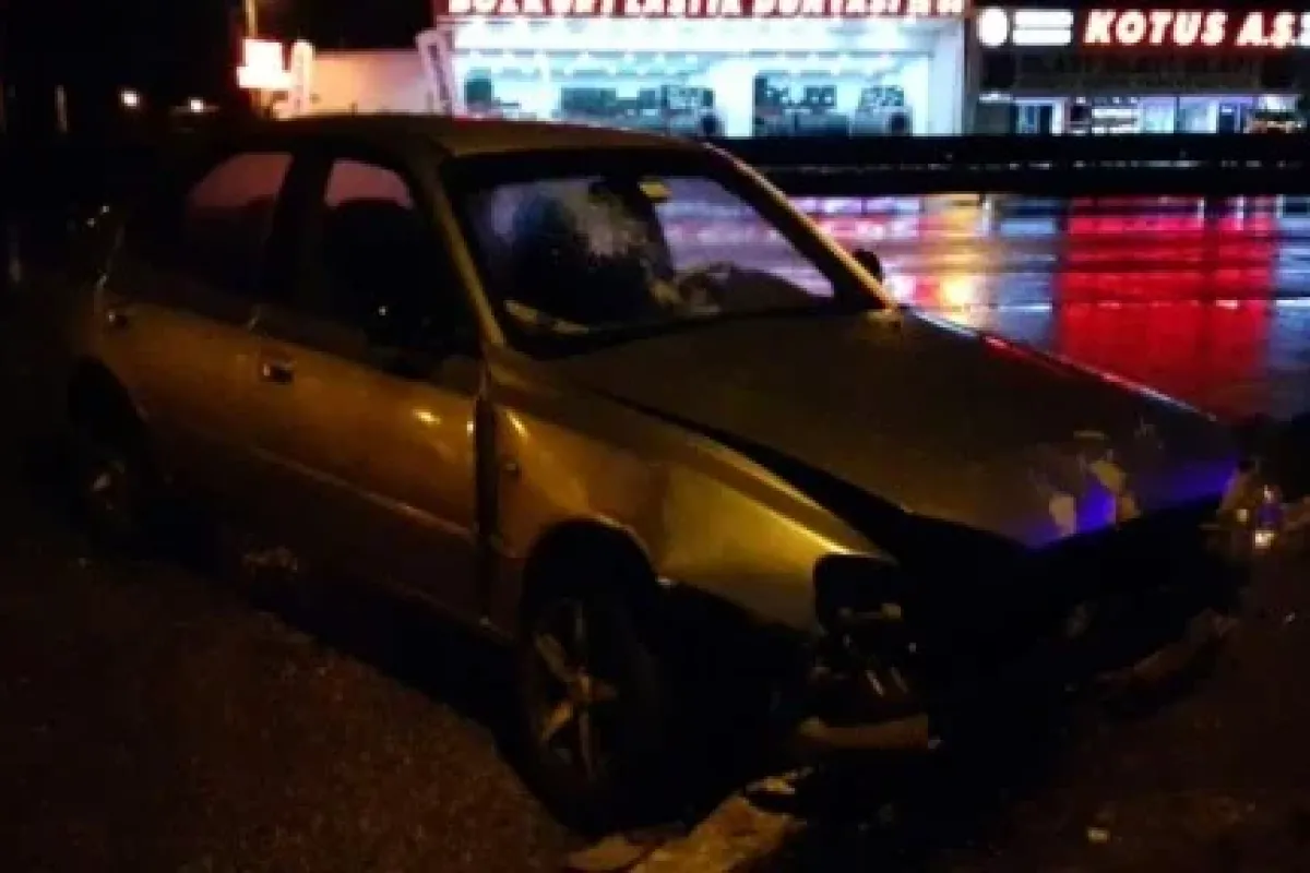 Otomobil bariyerlere çarptı : 3 yaralı