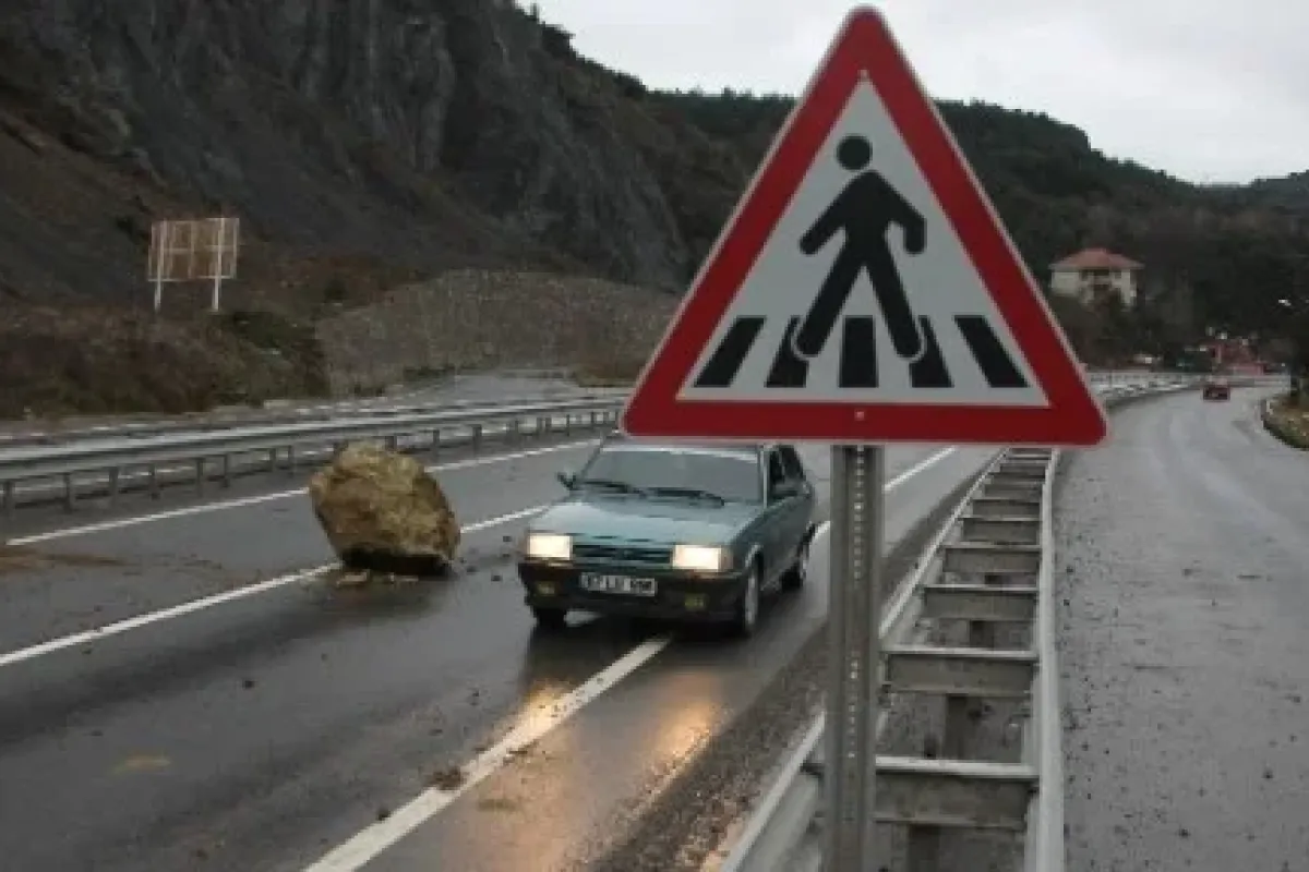 Dağdan düşen kayalar yolu trafiğe kapattı