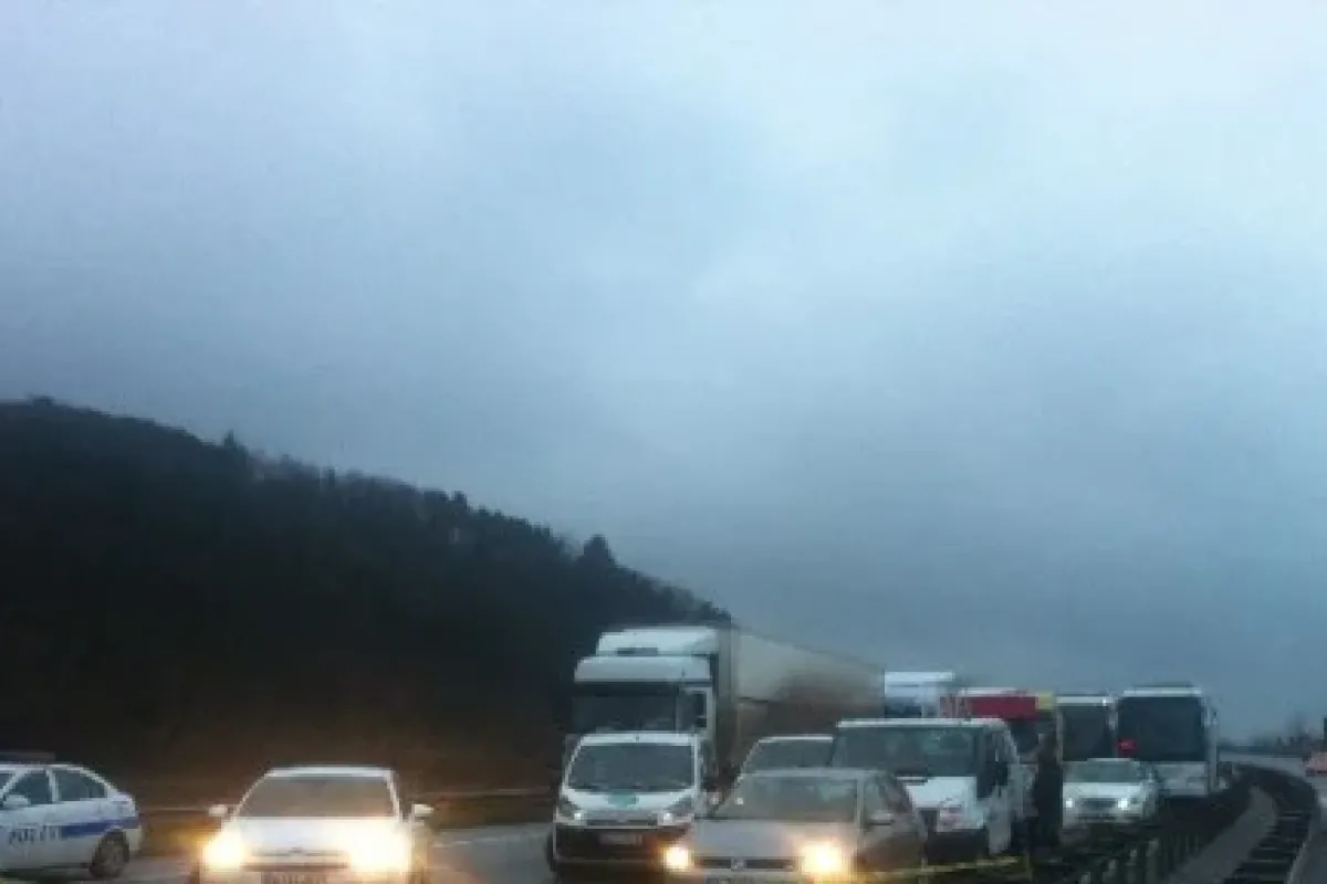 TEM’de TIR devrildi, 3 km kuyruk oluştu