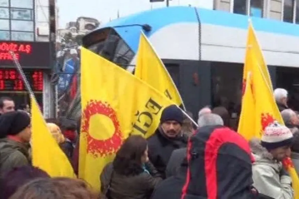 Tramvay seferlerine eylem engeli