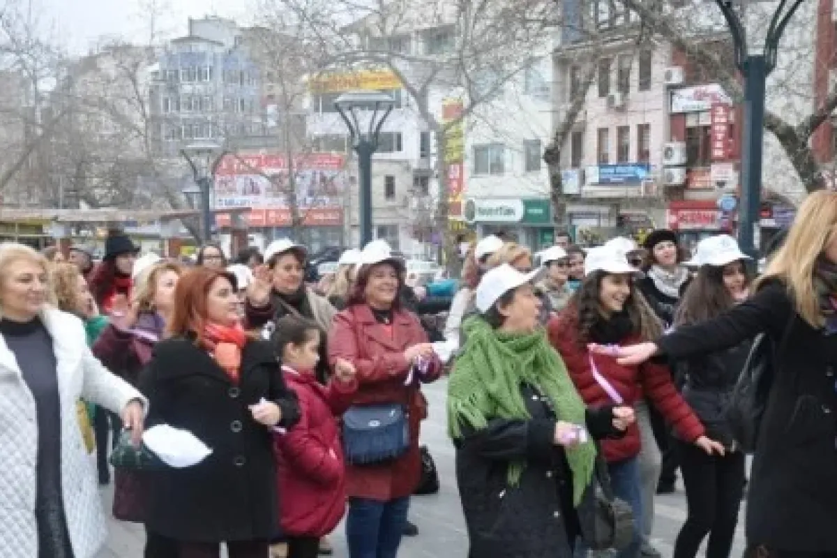 Kadına şiddete dans ederek tepki gösterdiler