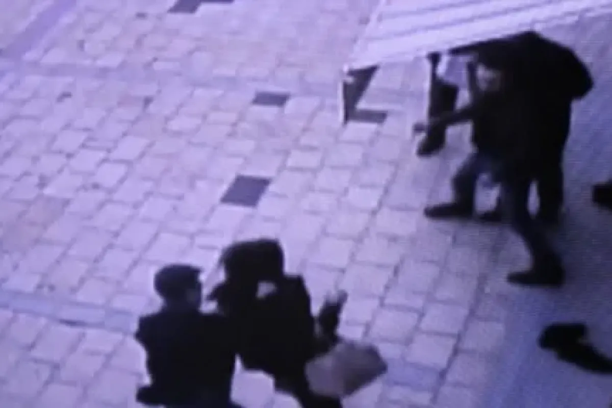 Cami avlusunda kadına şiddet!