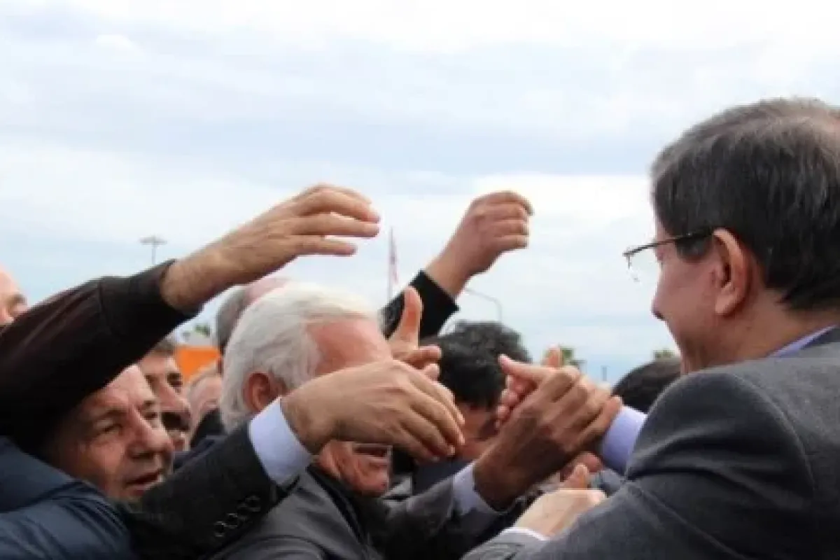 Davutoğlu sevgi seli ile karşılandı