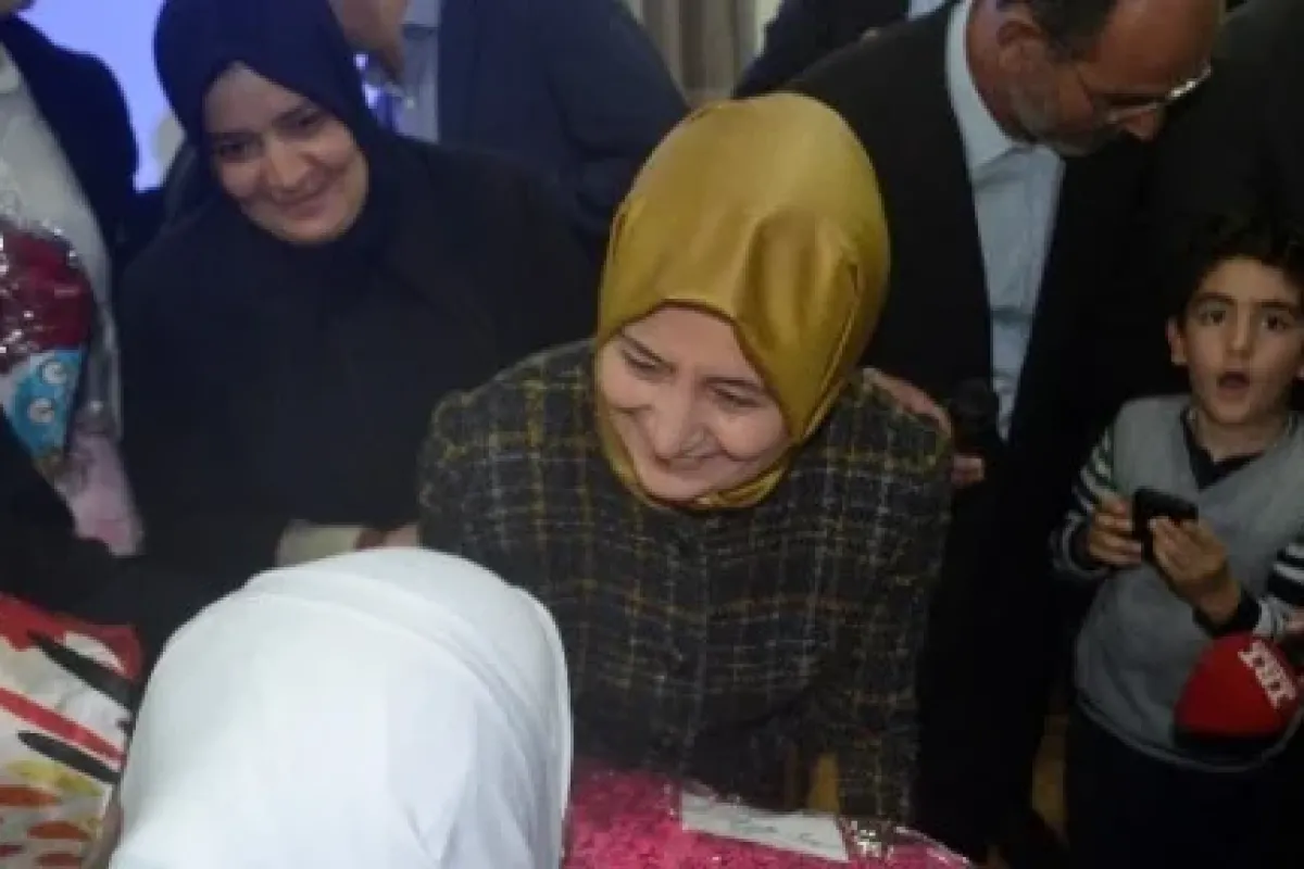 Sare Davutoğlu çocuklara hediyeler dağıttı