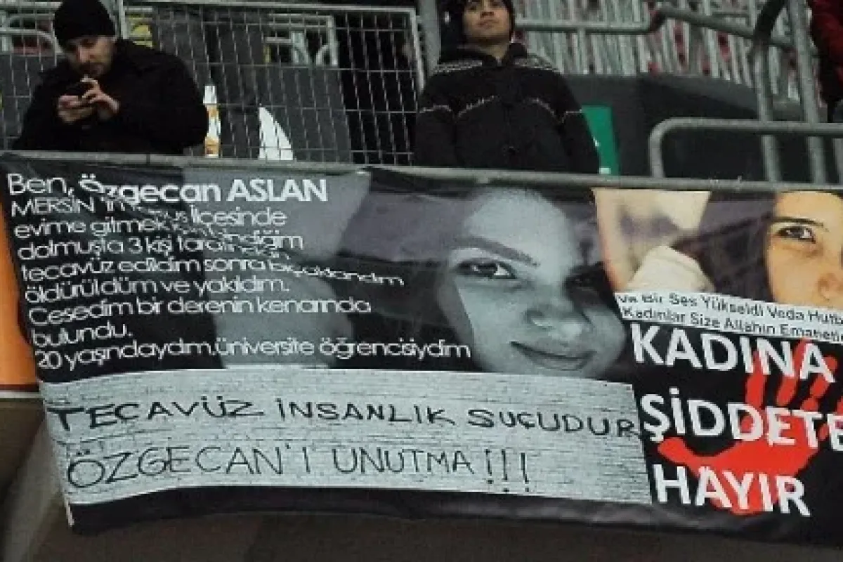 Arena’da Özgecan pankartları