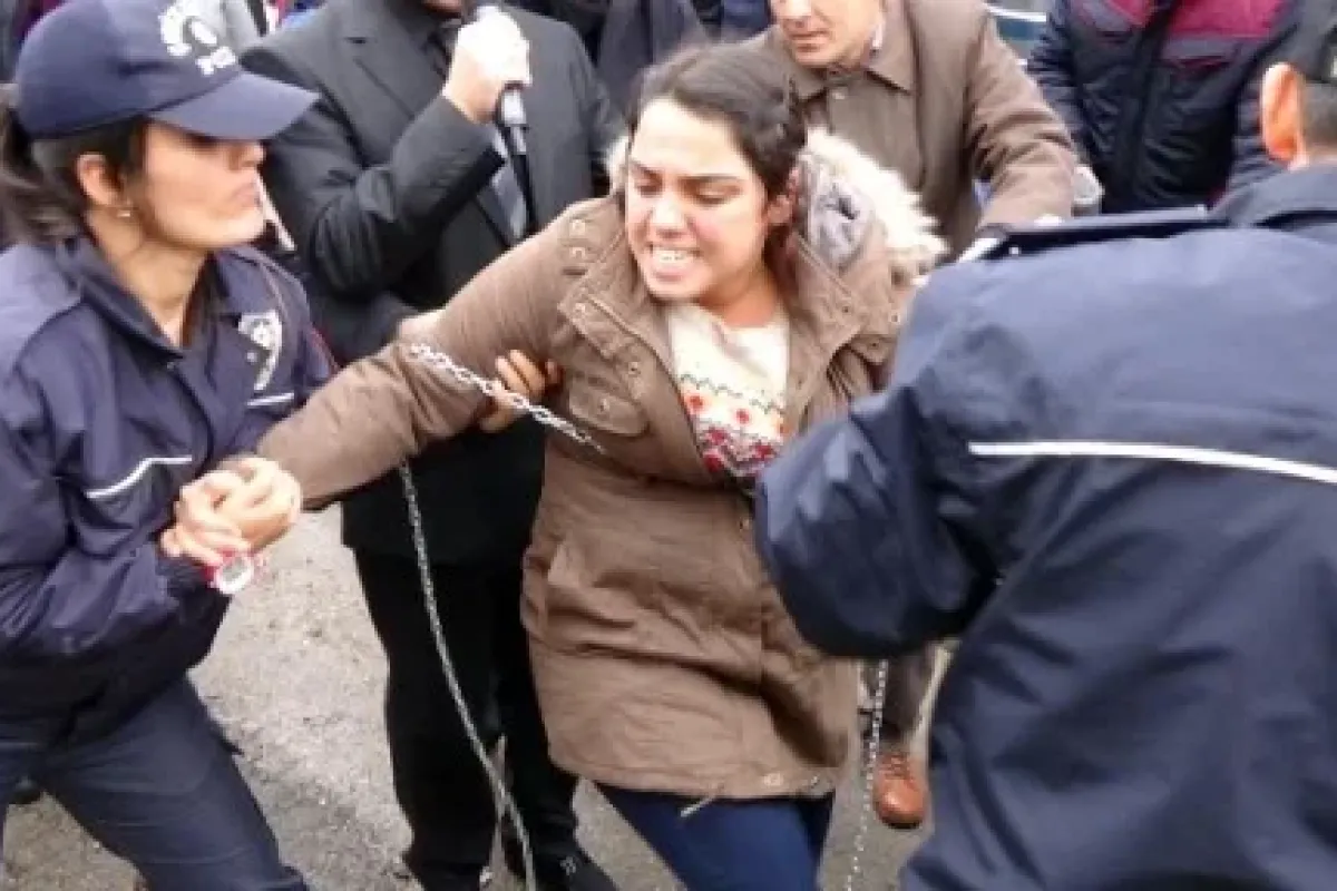 Özgecan cinayetine zincirli protesto