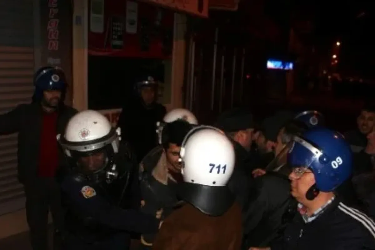 Polise taş ve şişelerle saldırdılar