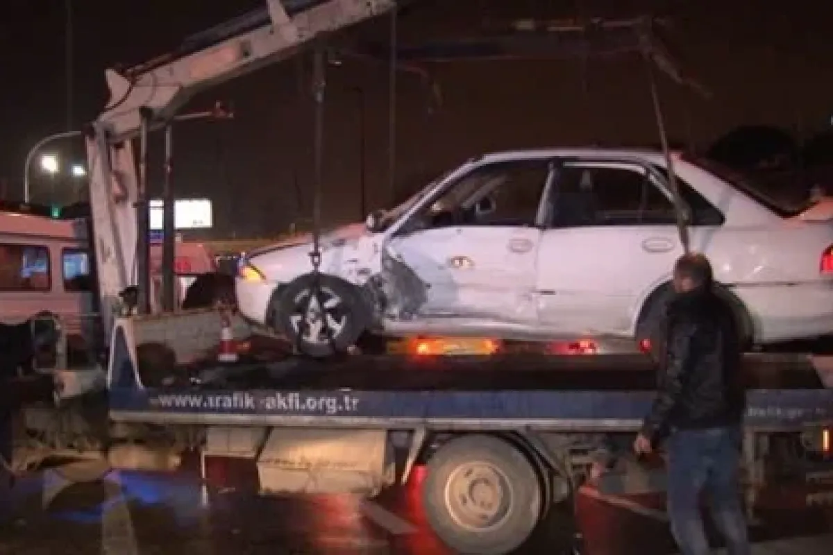 Yolcu otobüsü otomobille çarpıştı : 3 yaralı