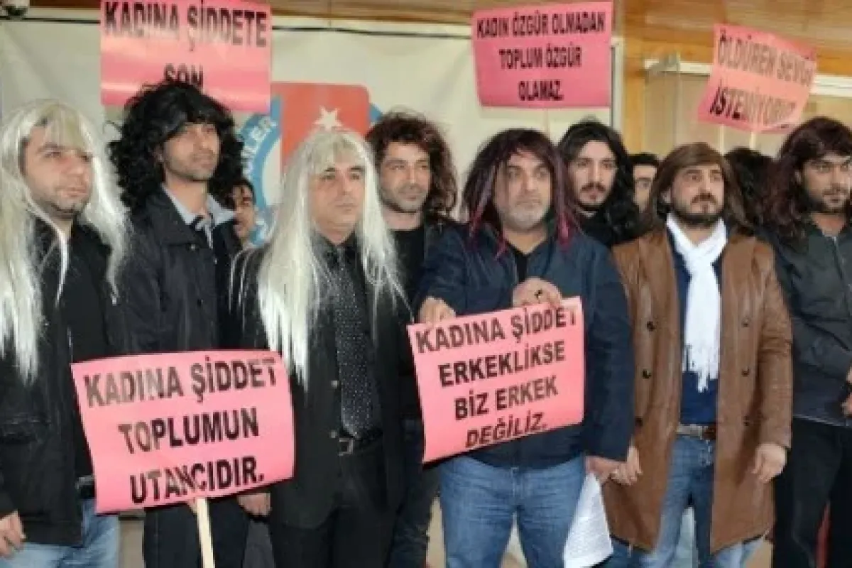 Erkeklerden peruklu eylem