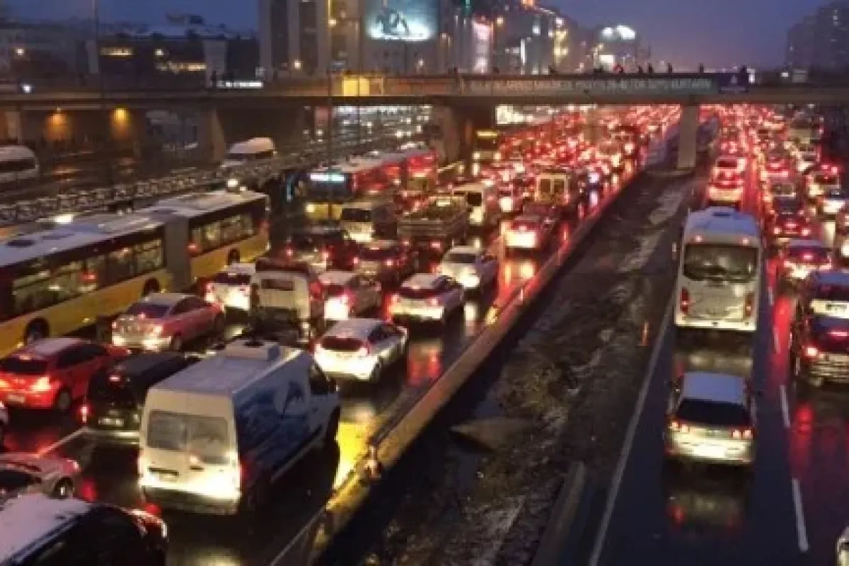 İstanbul’da kar metrobüs seferlerini vurdu