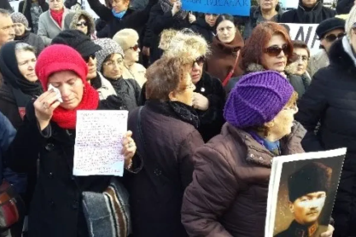 Meclis önünde ağlatan Özgecan eylemi