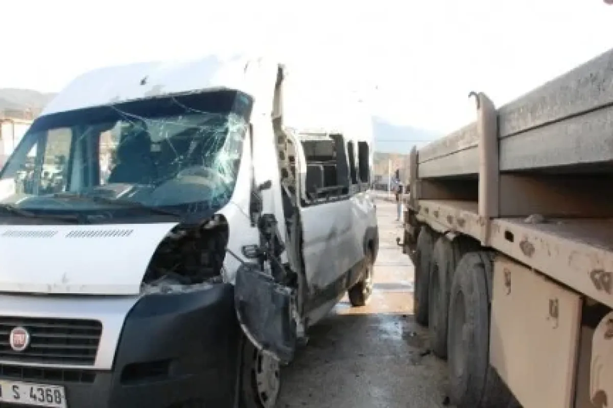 TIR öğrenci servisine çarptı:1 ölü