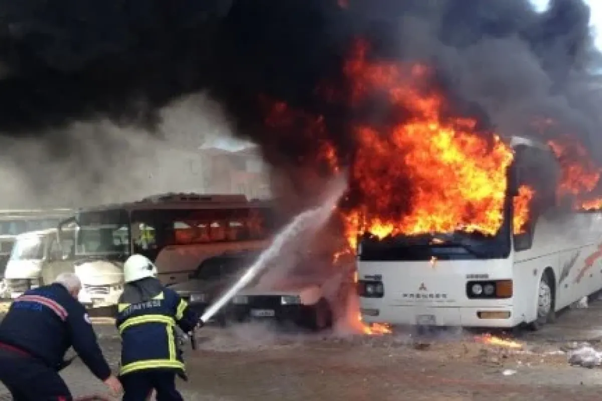 Servis otobüsü alev alev yandı