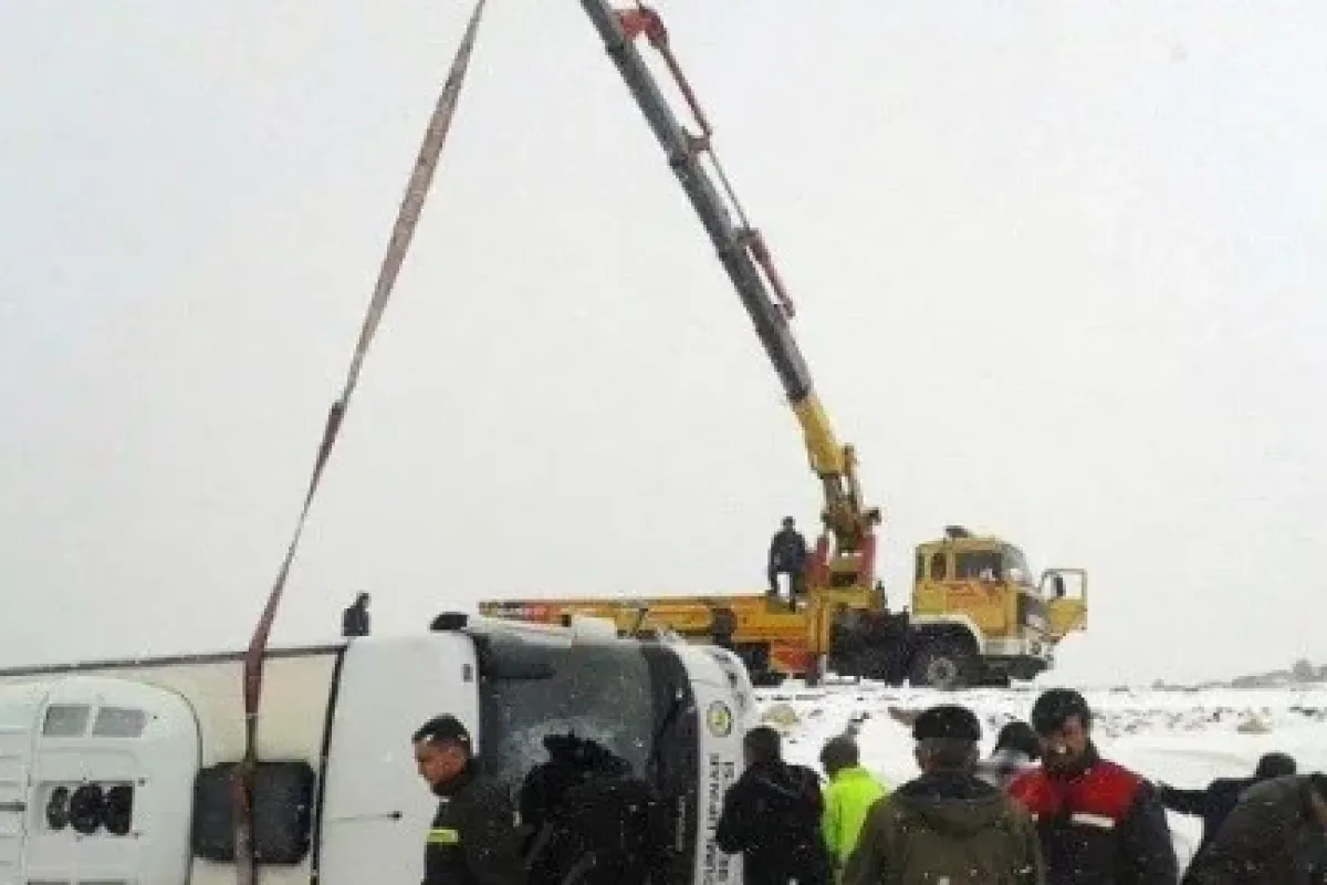 Yolcu midibüsü devrildi: 14 yaralı