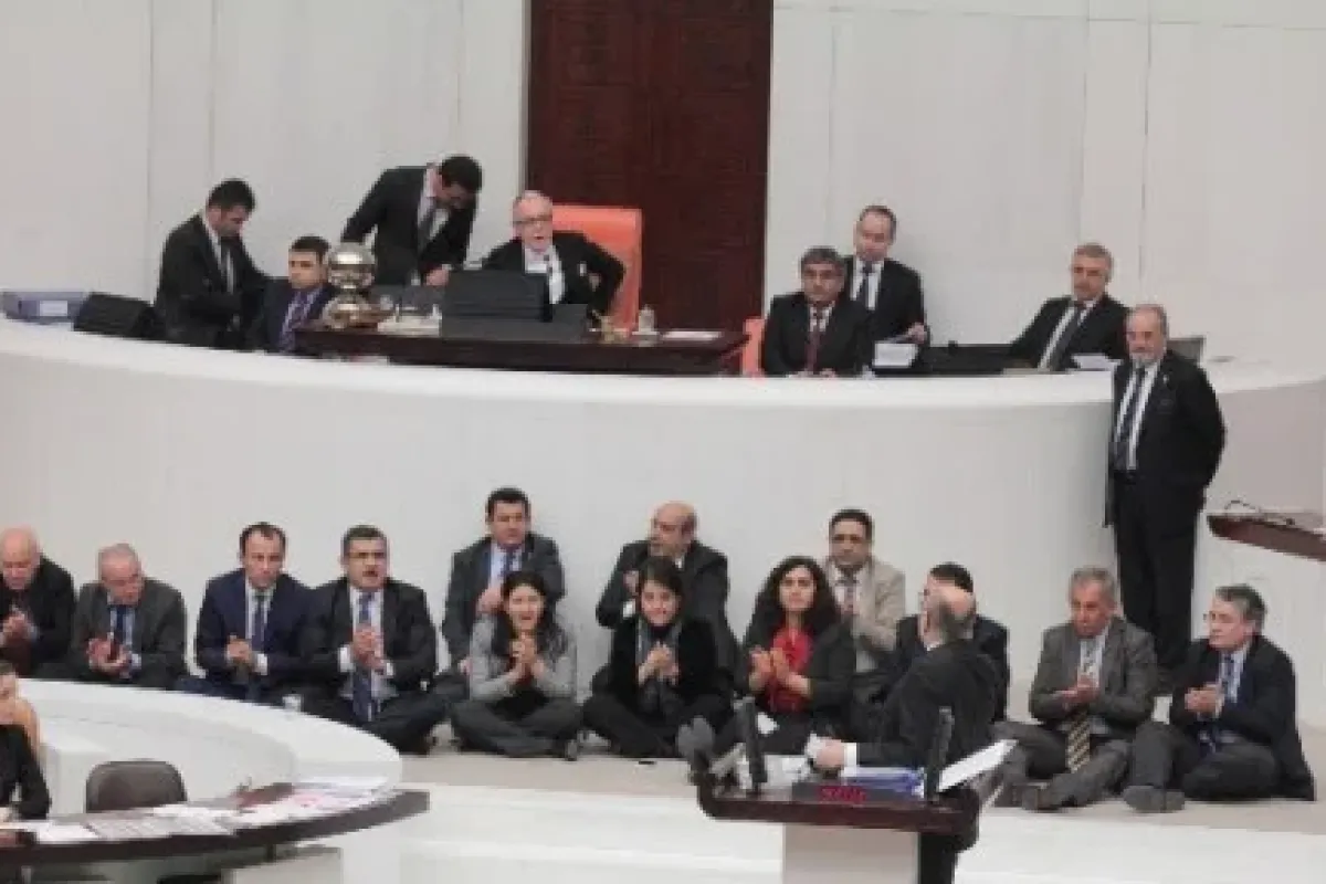 HDP’lilerden tam 6.5 saatlik oturma eylemi !