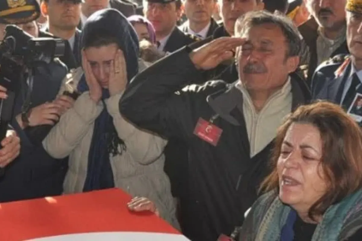 Şehit evladına selamla veda etti