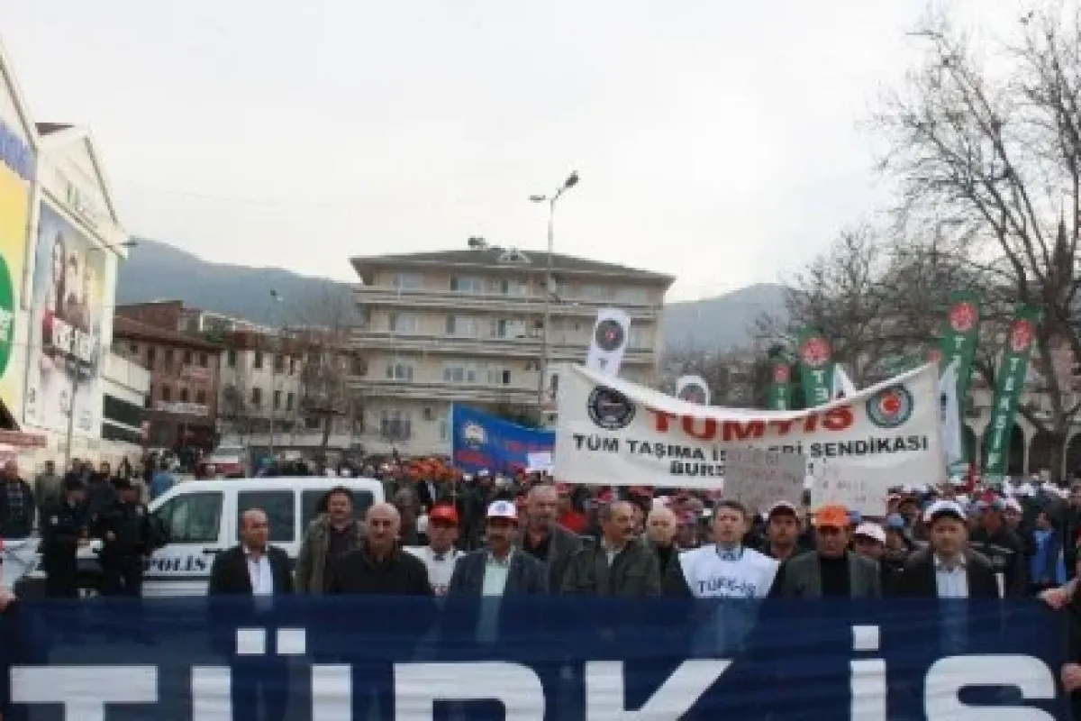 Türk-İş, kıdem tazminatı için tabutla yürüdü