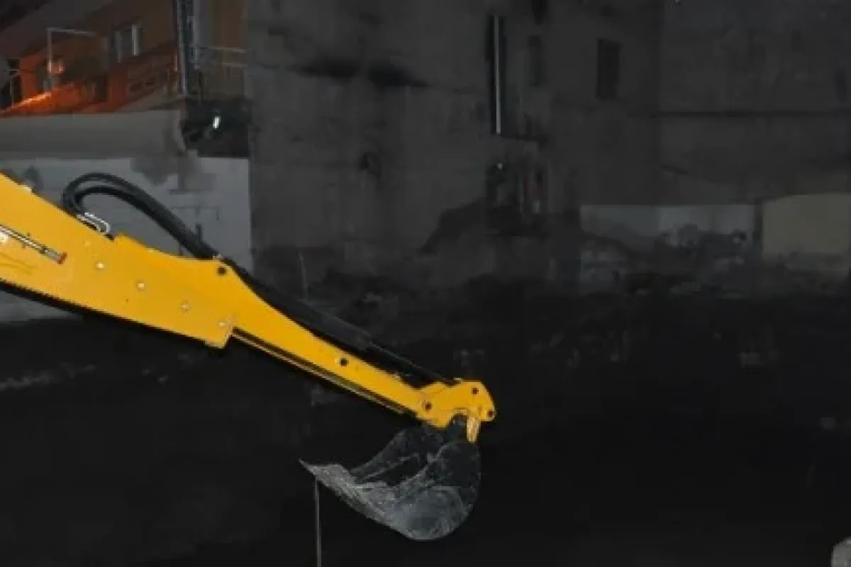 Çökme tehlikesiyle 2 bina boşaltıldı