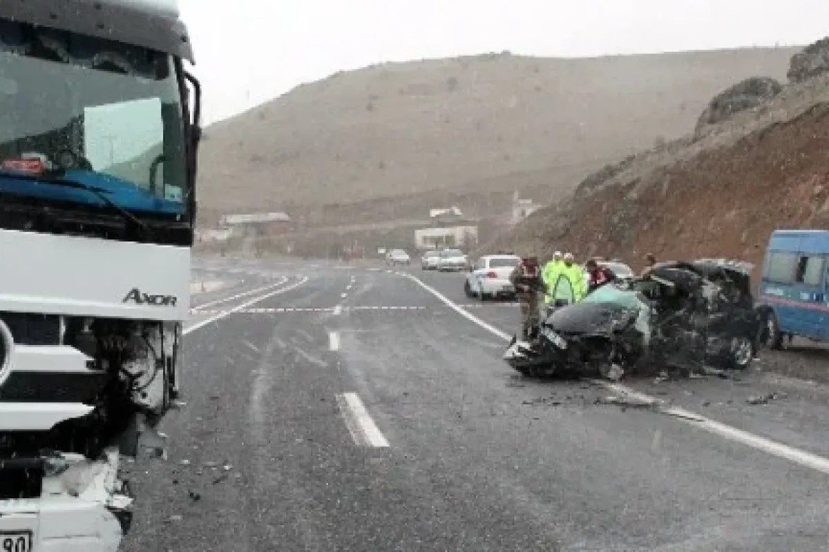 TIR ile otomobil çarpıştı: 1 ölü, 2 yaralı