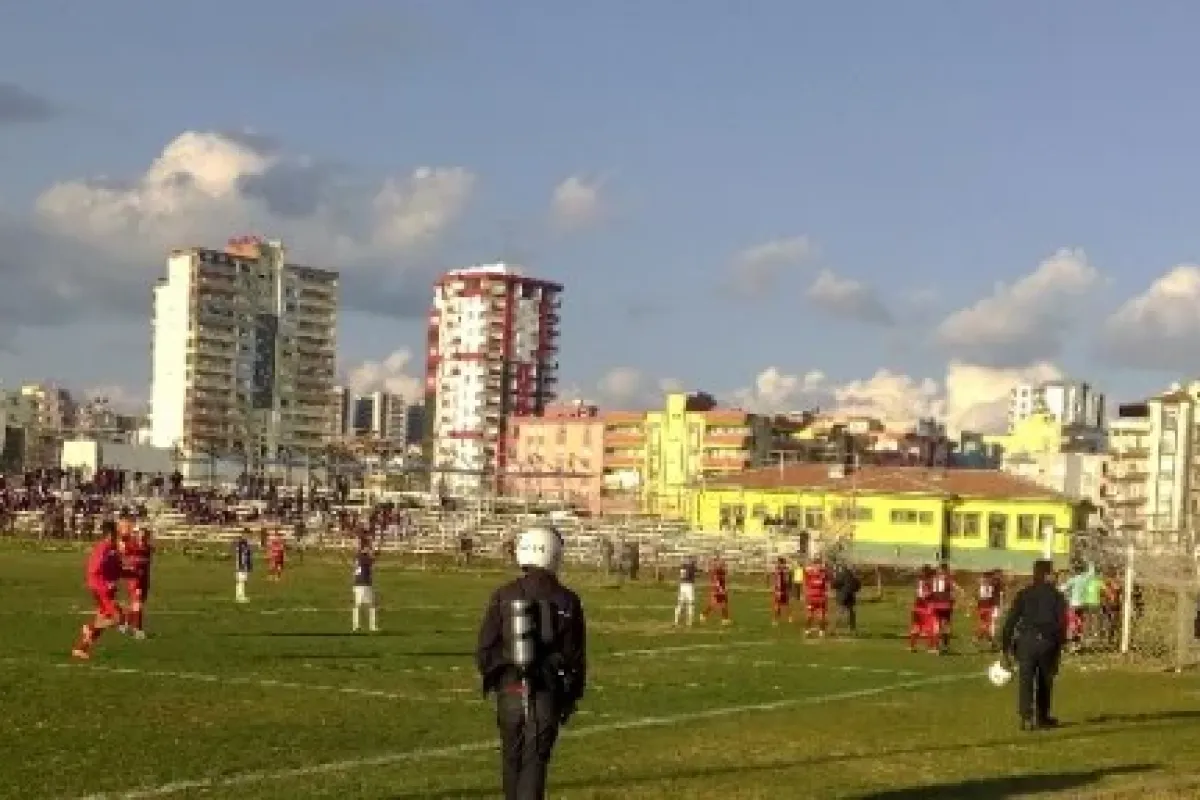 Futbolcular hakemi dövdü: 5 gözaltı