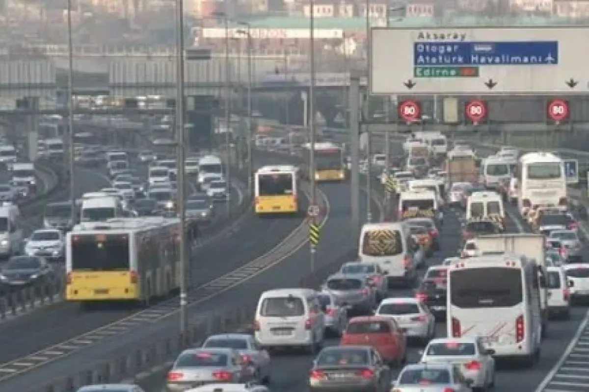 İstanbullular ilk iş gününe trafikle başladı